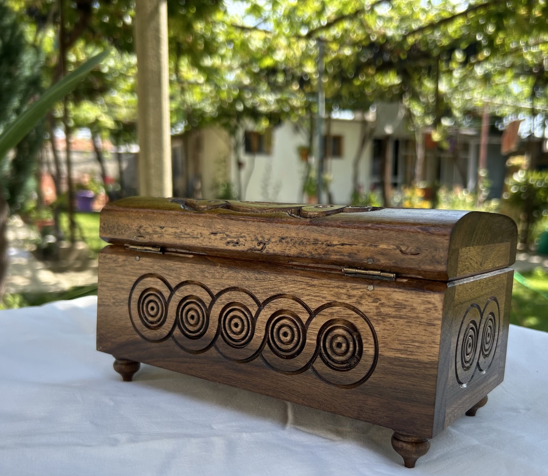 Голяма дървена кутия за бижута с гравюра