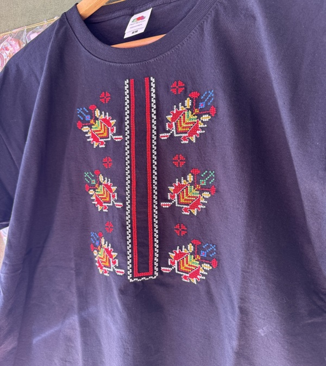 Мъжка черна памучна тениска с бродирана шевица „Геометричен ритъм“