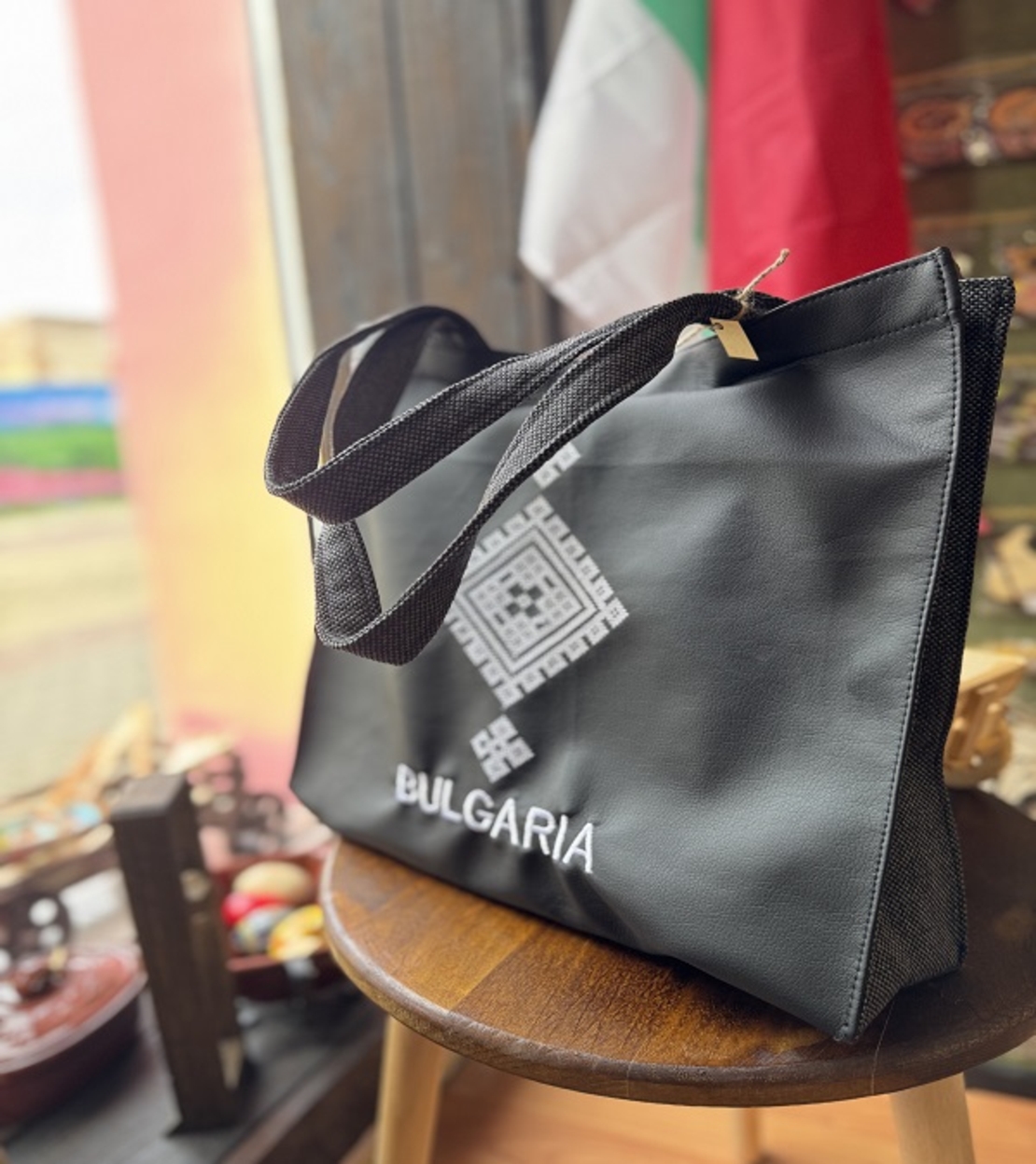 Луксозна чанта от еко кожа с българска шевица – модел 