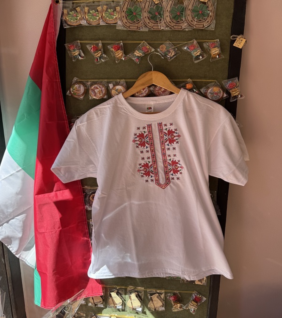 Мъжка памучна тениска с фина многоцветна шевица – Бяла