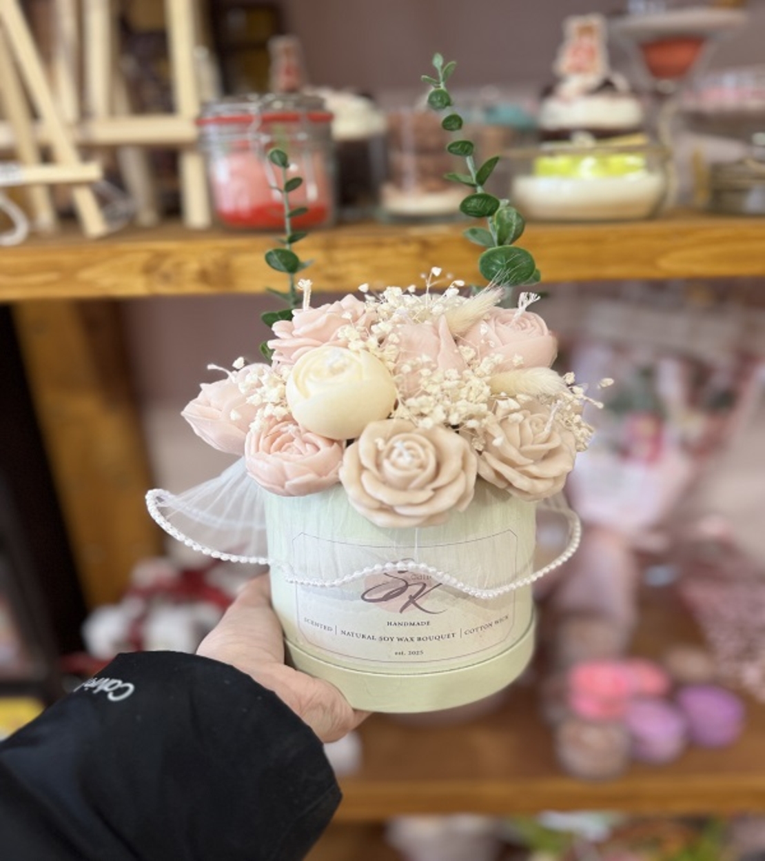 Луксозен аранжиран букет от ароматни свещи – „Нежна охра и сметана“ (Ръчна изработка)