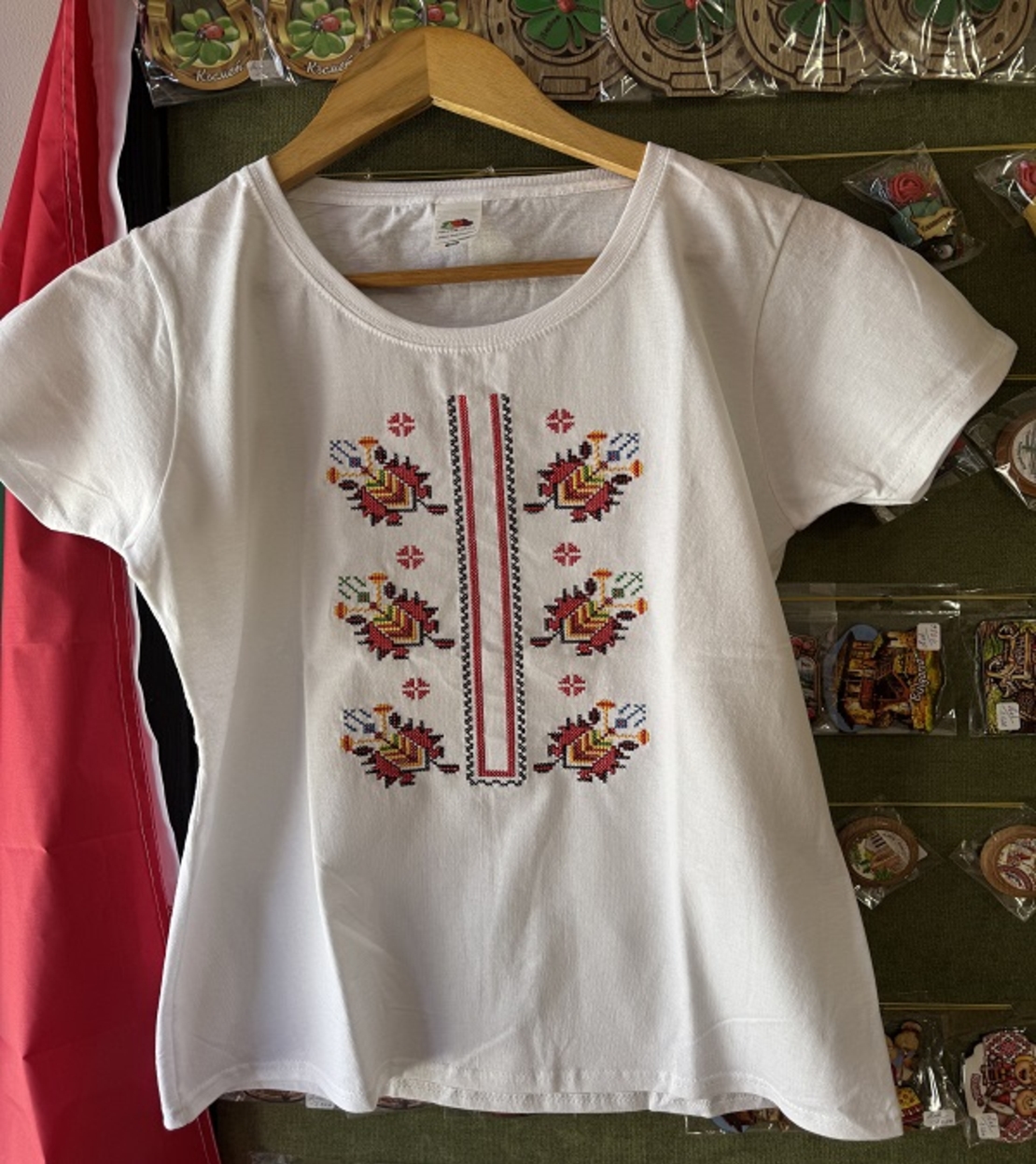 Дамска бяла тениска с цветна бродерия „Традиционни мотиви“