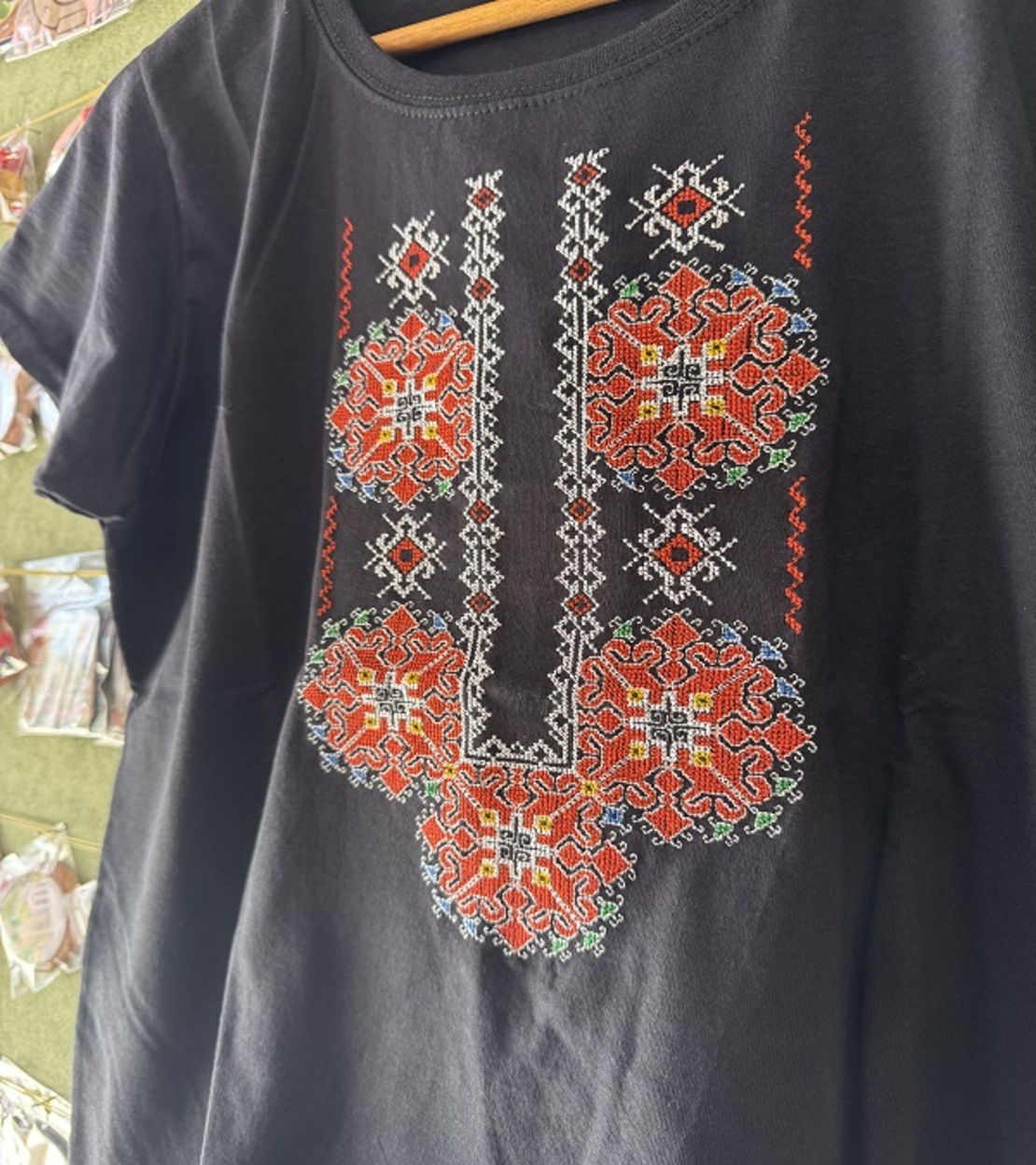 Черна дамска тениска с богата цветна бродерия „Огнена шевица“