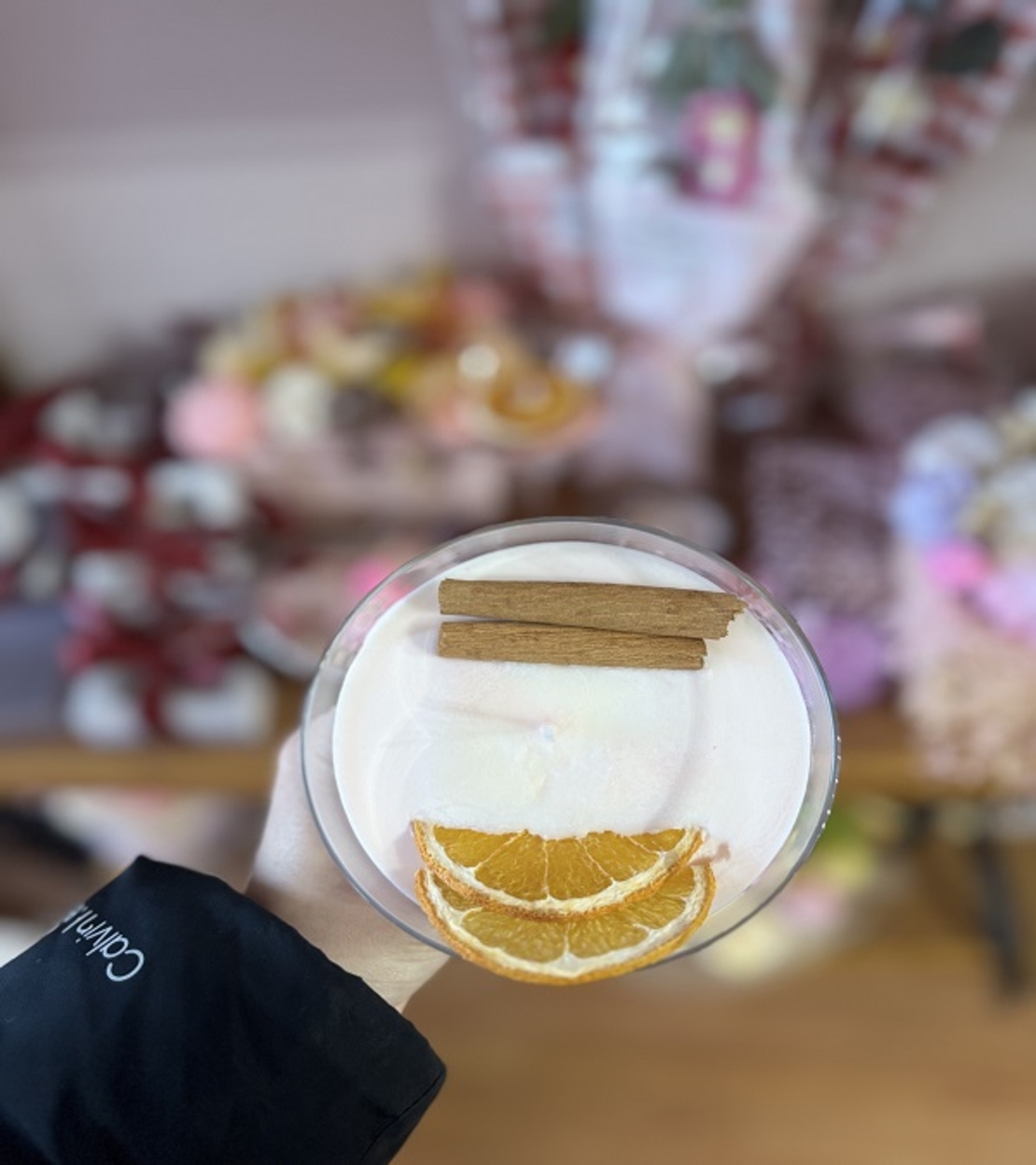 Ръчно изработена ароматна свещ „Зимен коктейл“ в чаша за мартини с канела и портокал