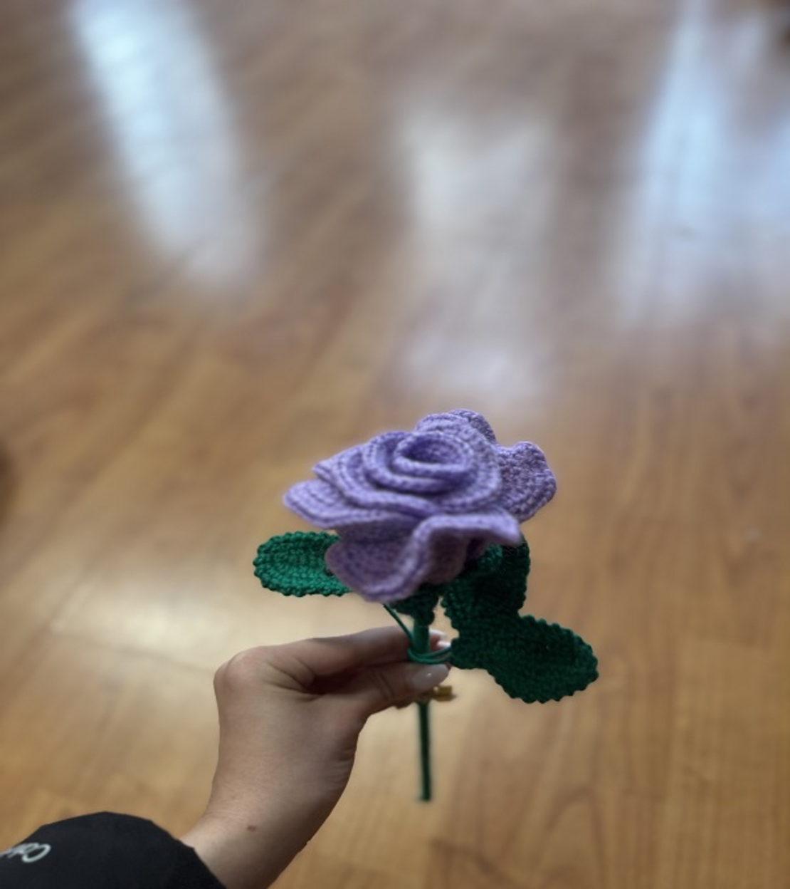 Ръчно плетена роза  – Детайлна изработка и наситени цветове