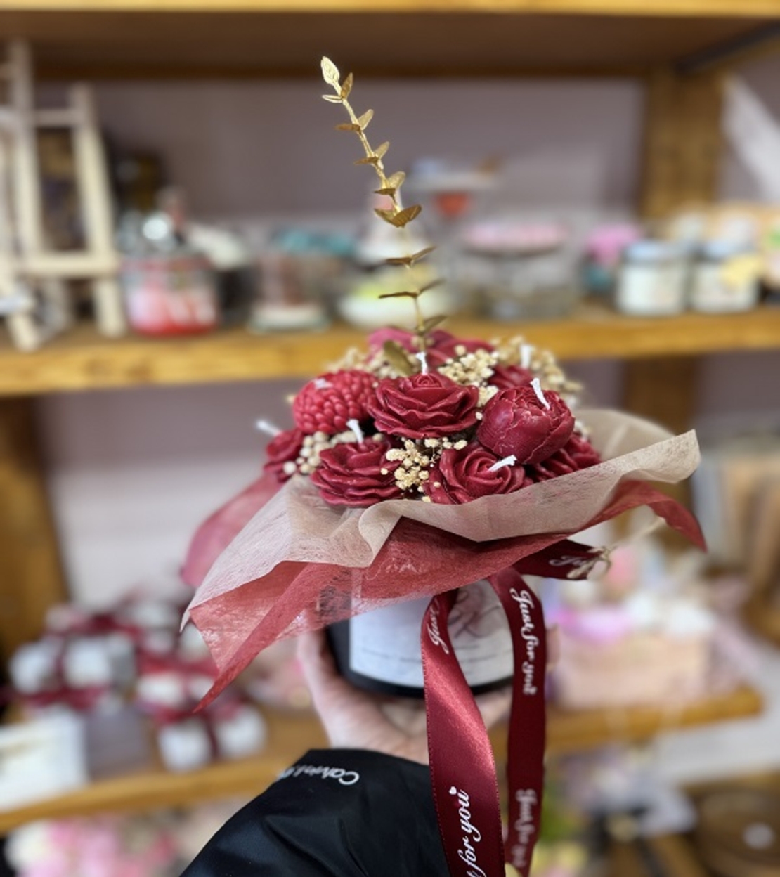 Ръчно изработен аранжиран букет от ароматни свещи – Бордо Рози и Пейони