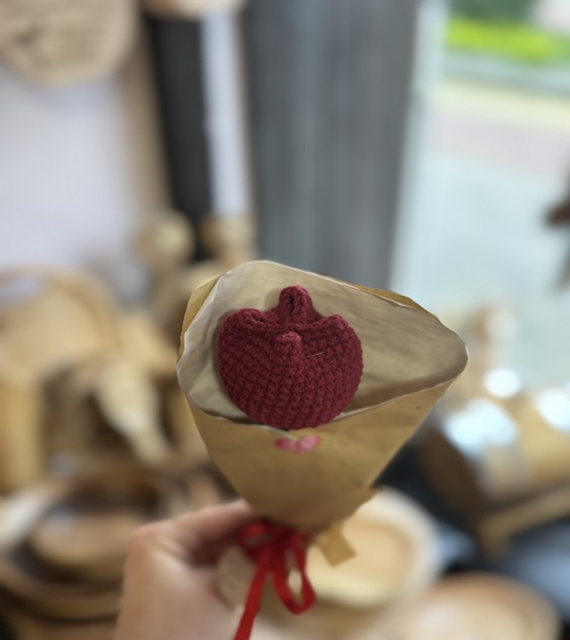 Ръчно плетено лале в малка декоративна опаковка – Избор от 7 цвята