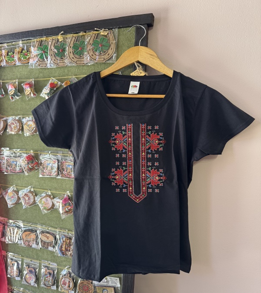 Черна дамска памучна тениска с детайлна многоцветна шевица – Модел „Нощна Елегантност“