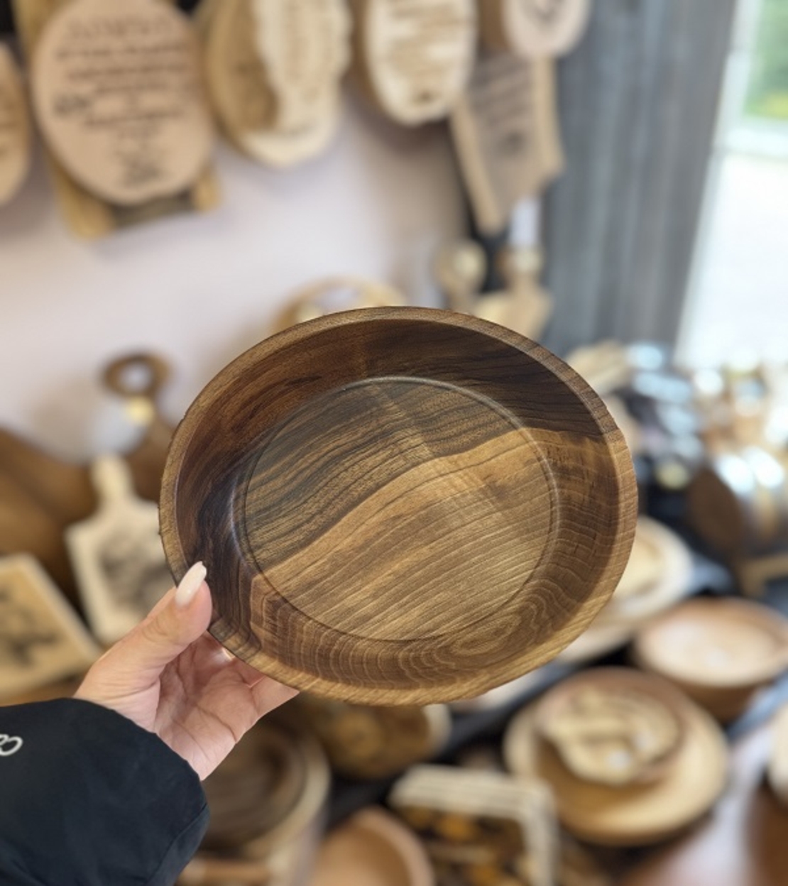 Ръчно изработена купа от масивен орех