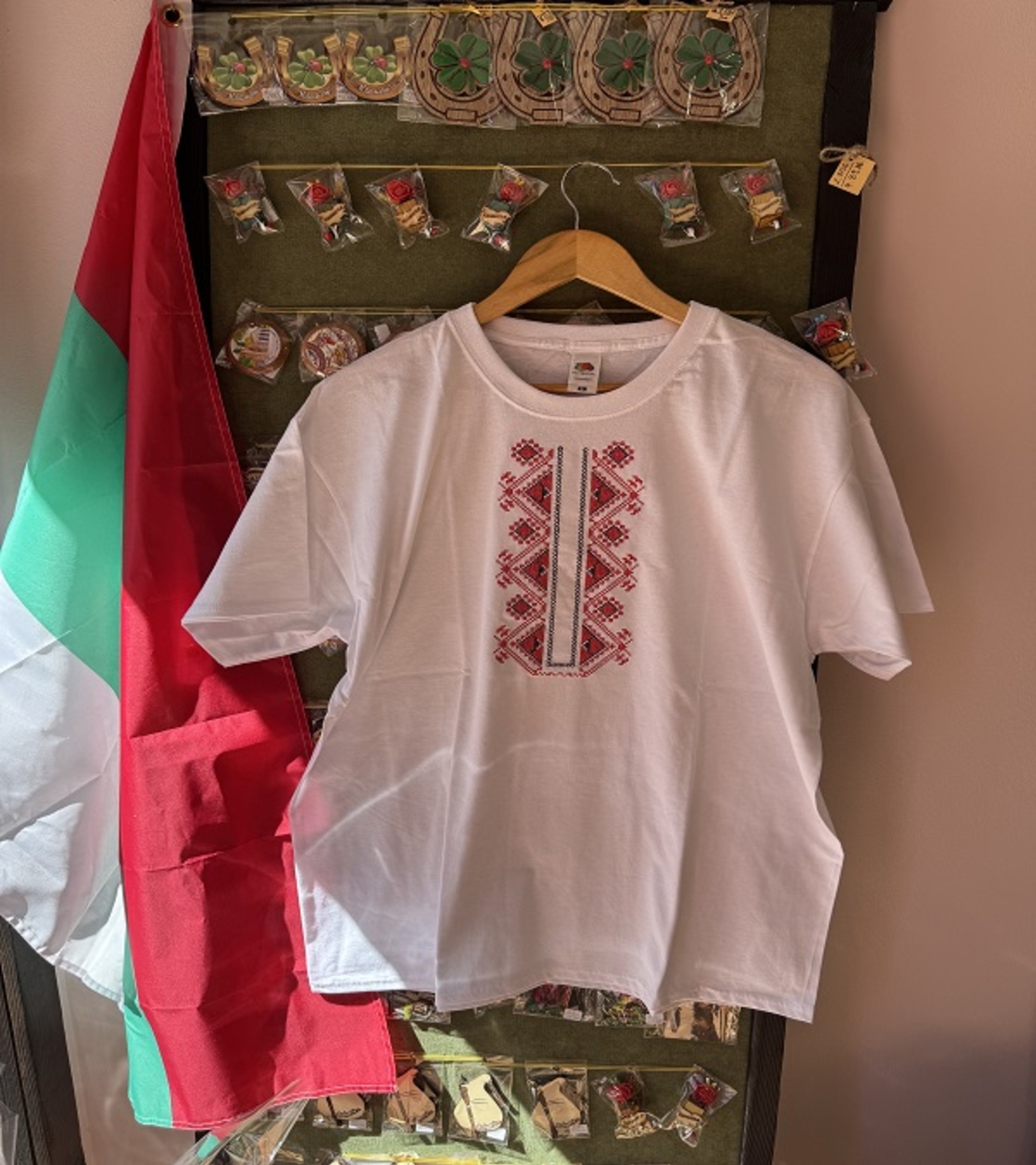 Мъжка памучна тениска с бродирана шевица „Геометрична класика“ – Бяла