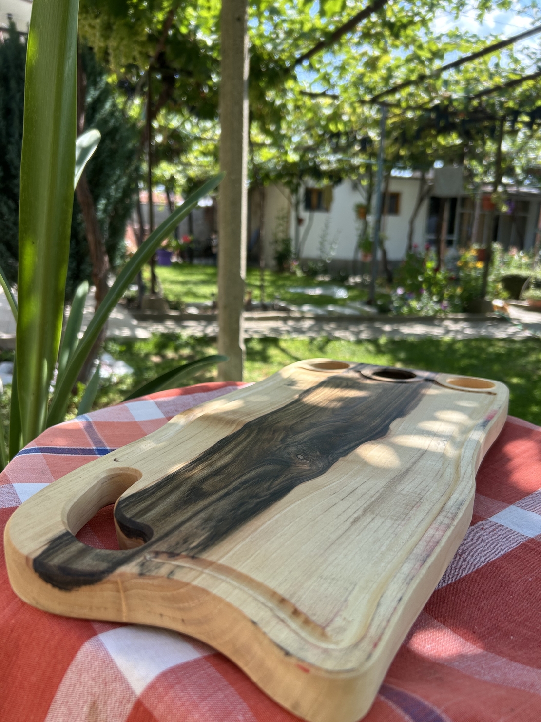 Дървена дъска за рязане с място за три солнички