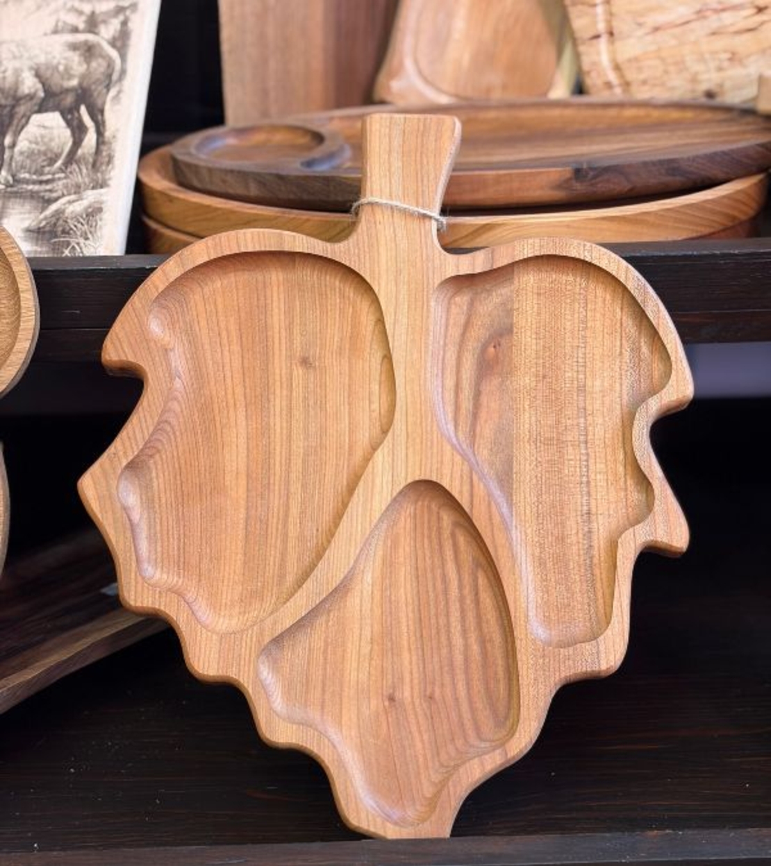 Дървено плато за сервиране „Листо“ – ръчна изработка от масивно дърво