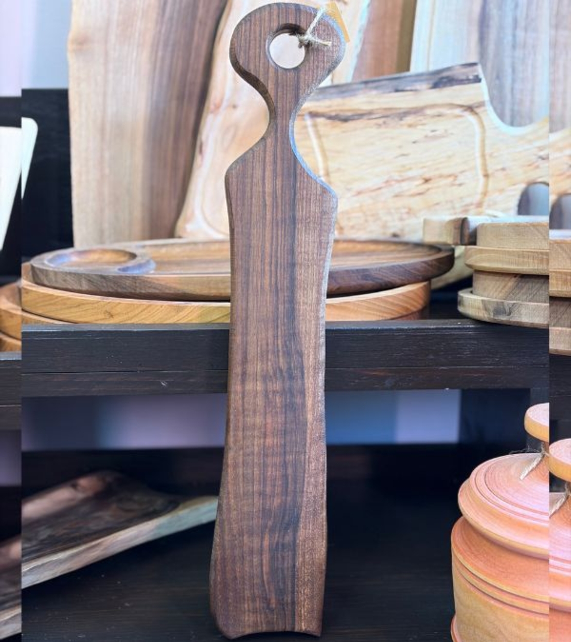 Ръчно изработена дървена дъска за сервиране с дръжка – орех