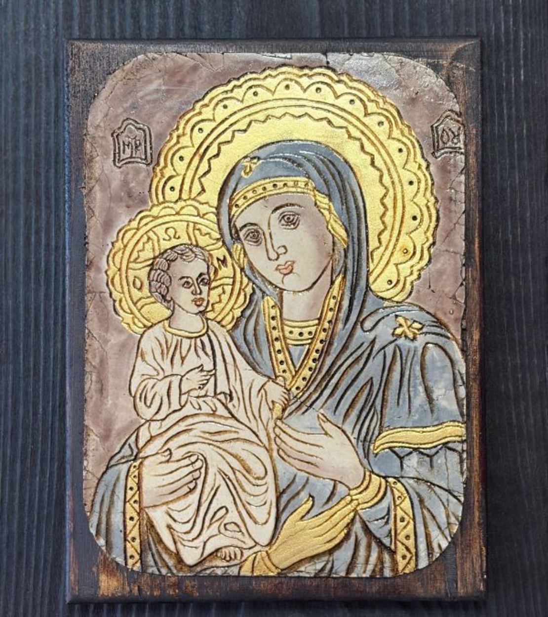 Релефна икона Св. Богородица с Младенеца – златист орнамент