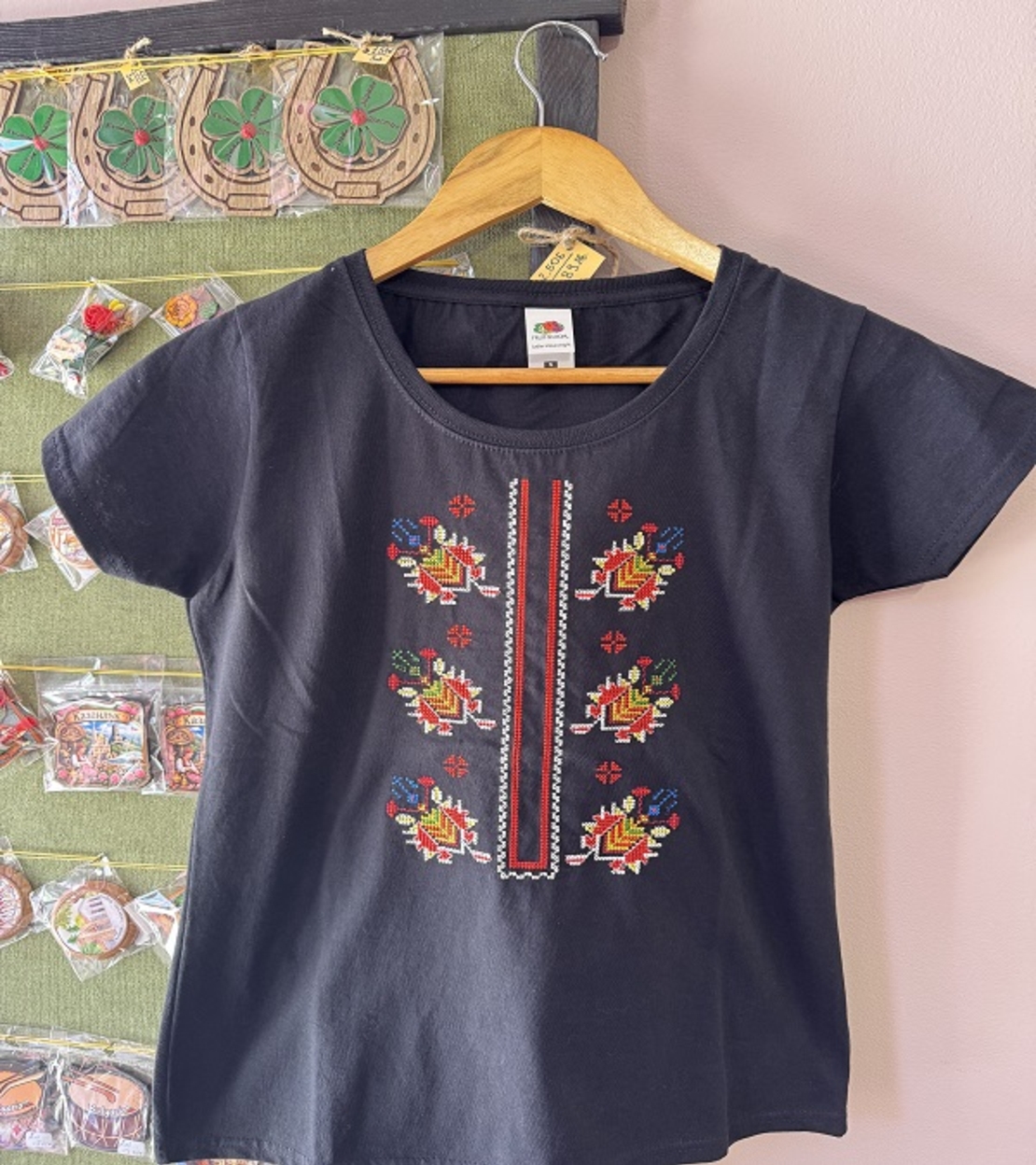 Черна дамска памучна тениска с многоцветна бродерия „Пъстра традиция“