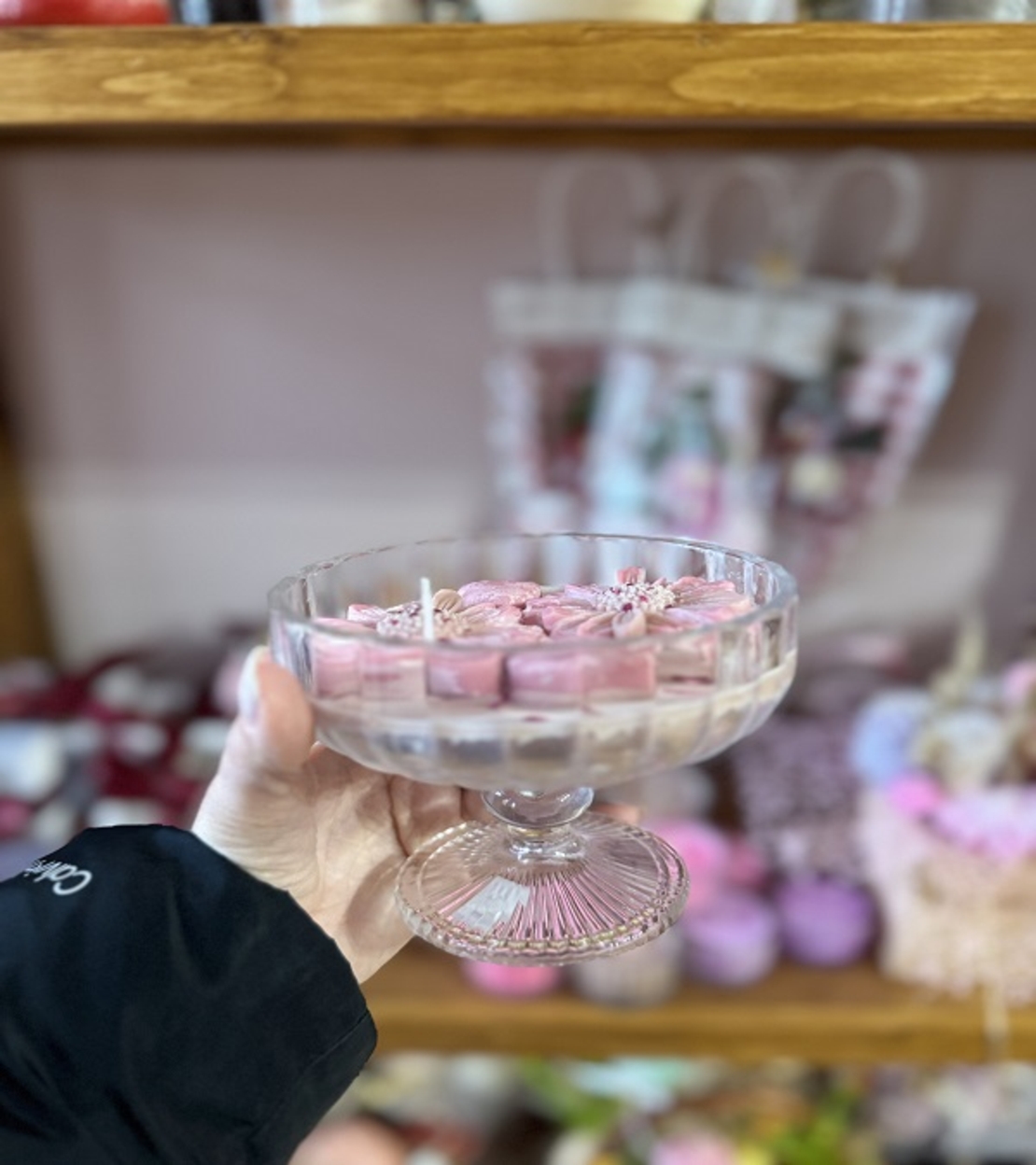 Ръчно изработена ароматна свещ „Пролетна нежност“ с маргаритки и сърца