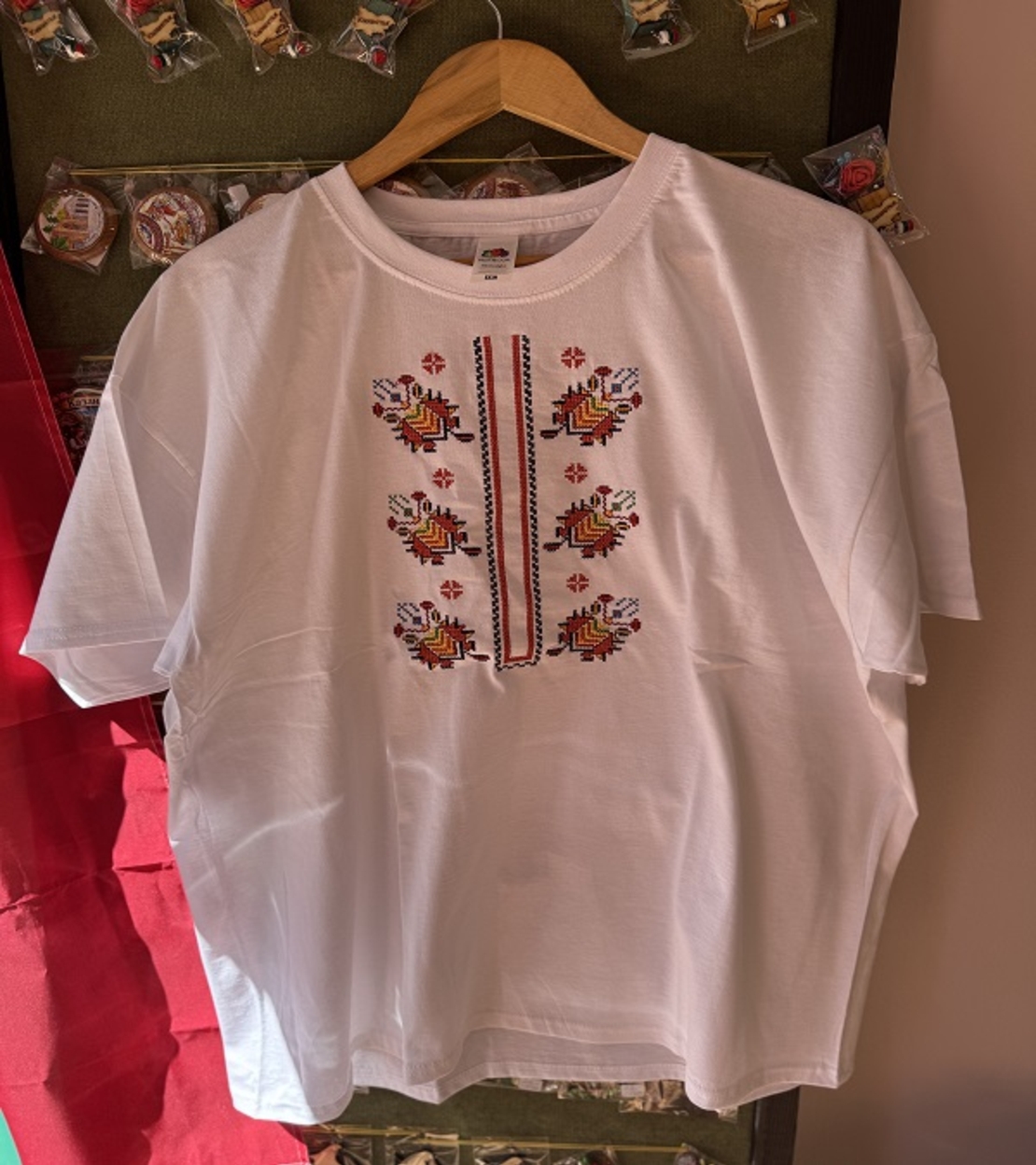 Мъжка памучна тениска с многоцветна бродирана шевица „Пролетни мотиви“ – Бяла