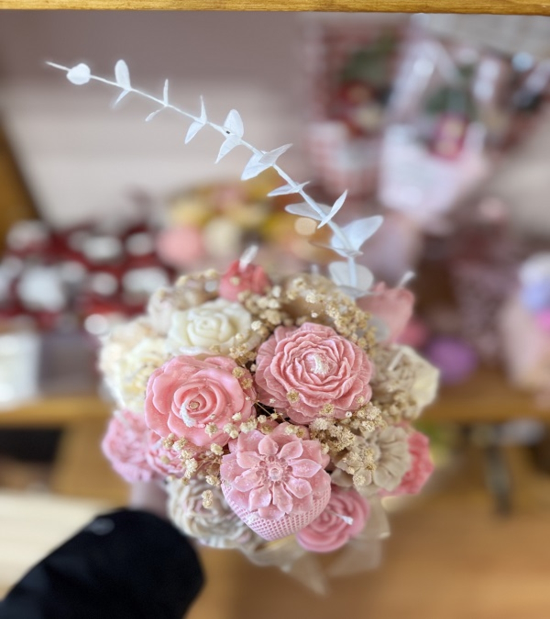 Луксозен аранжиран букет от ароматни свещи – „Нежна прегръдка“ (Розово и Крем)