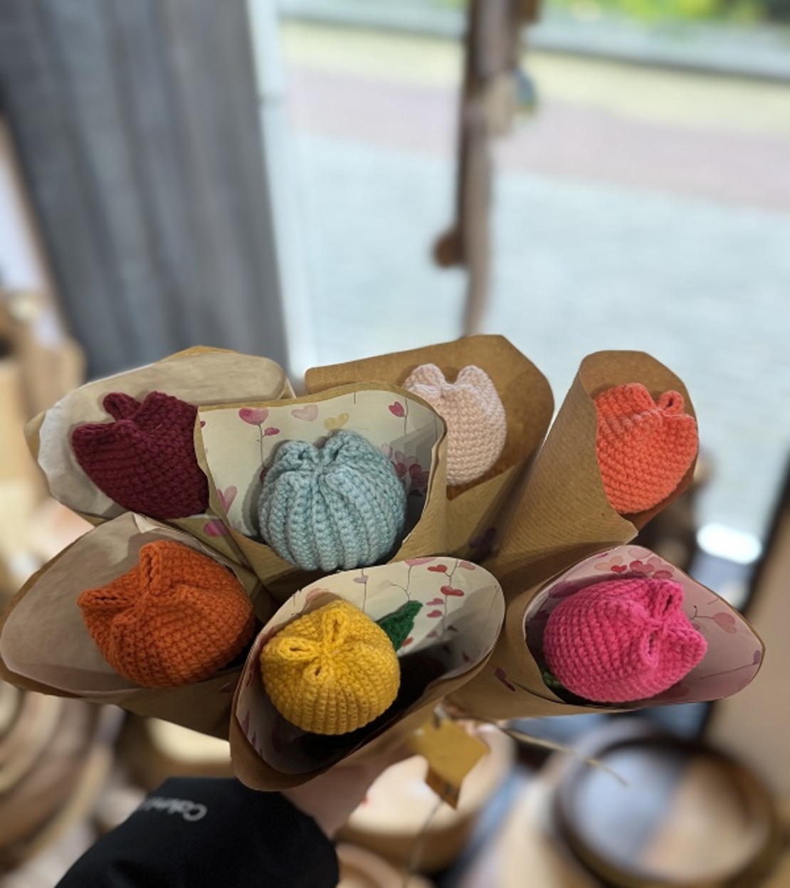 Ръчно плетено лале в малка декоративна опаковка – Избор от 7 цвята