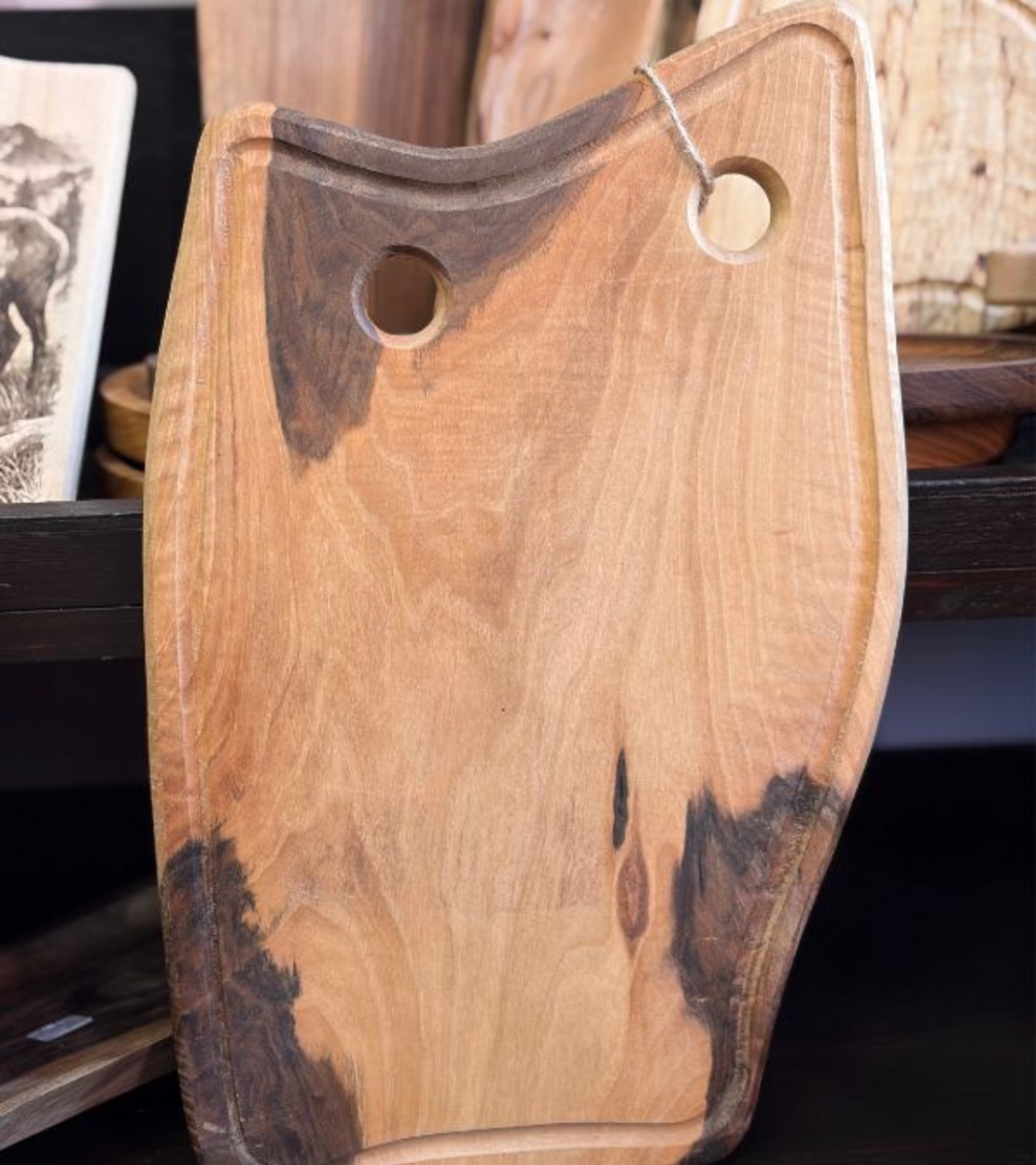 Ръчно изработена дървена дъска за сервиране от масивно дърво