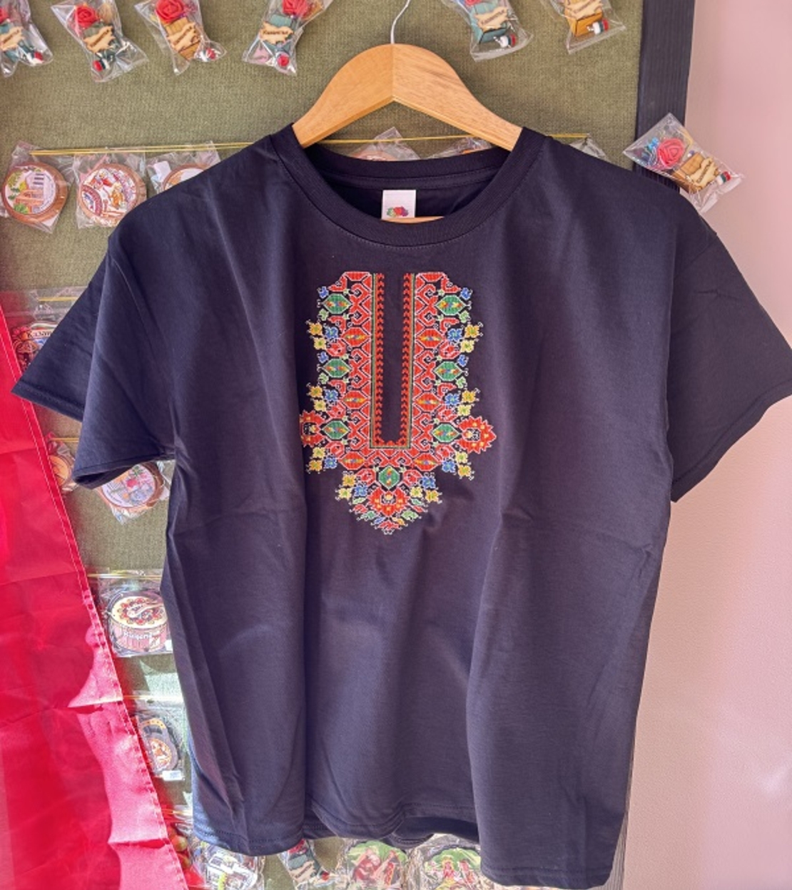 Черна мъжка памучна тениска с богата многоцветна бродерия „Традиция и стил“