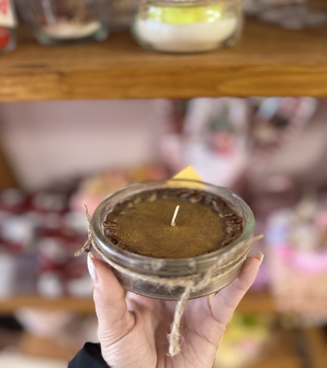 Ръчно изработена ароматна свещ „Кафе Арома“ с цели зърна кафе в стъклена купичка