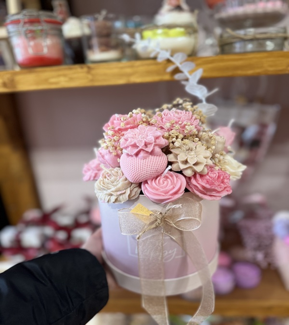 Луксозен аранжиран букет от ароматни свещи – „Нежна прегръдка“ (Розово и Крем)