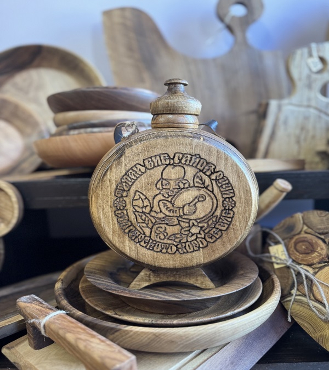 Ръчно изработена дървена бъклица с дърворезба „Грозде“