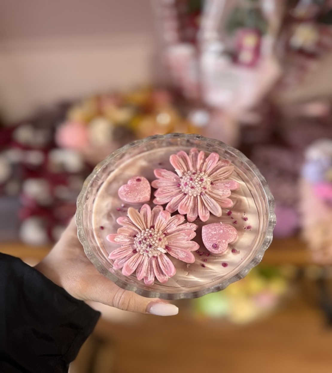 Ръчно изработена ароматна свещ „Пролетна нежност“ с маргаритки и сърца