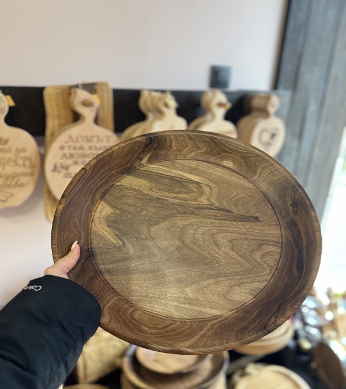 Ръчно изработена дървена чиния от орех