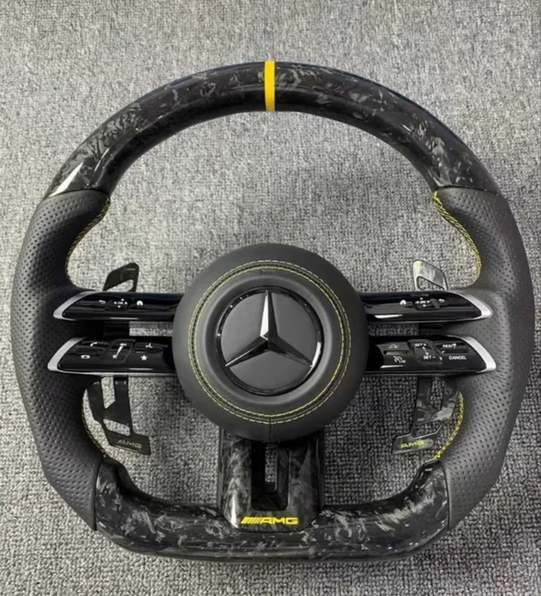 Mercedes AMG спортен волан – Carbon & Перфорирана кожа (2020–2023)