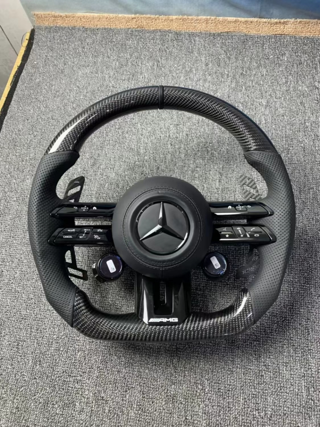 Mercedes AMG спортен волан Carbon с контролери (2019–2022)