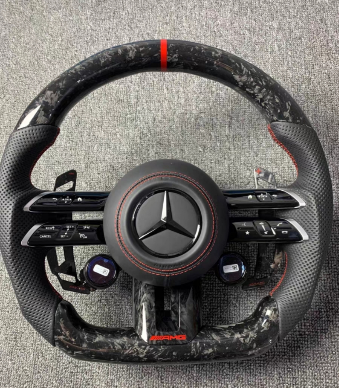 Mercedes AMG спортен волан Carbon с червен маркер и контролери