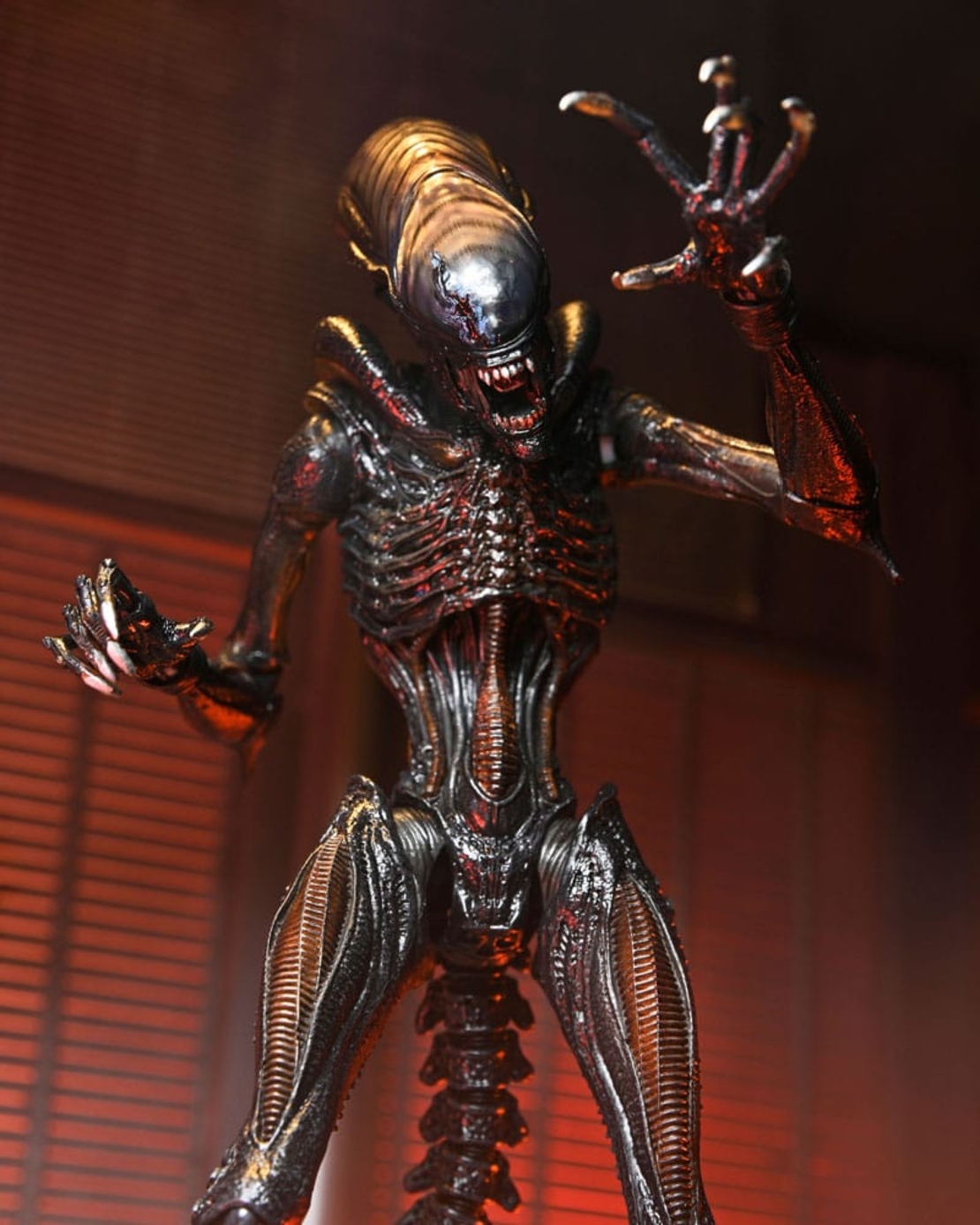 Alien Romulus - Scorched Xenomorph - Ultimate Колекционерска Фигурка