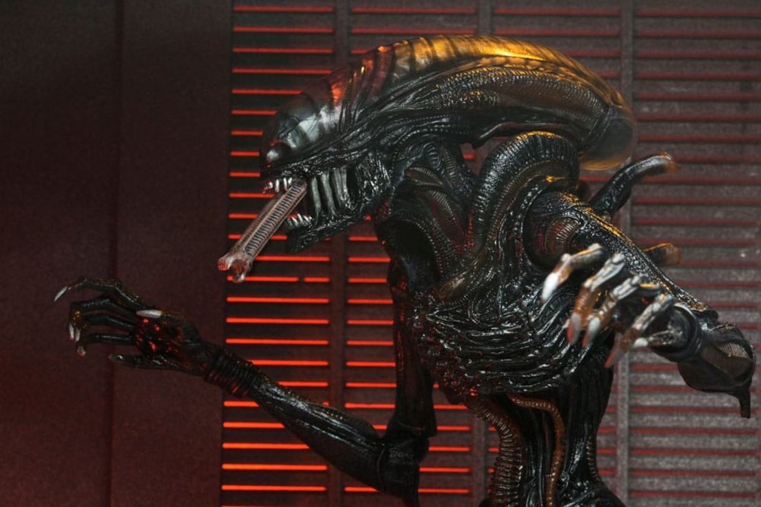 Alien Romulus - Scorched Xenomorph - Ultimate Колекционерска Фигурка