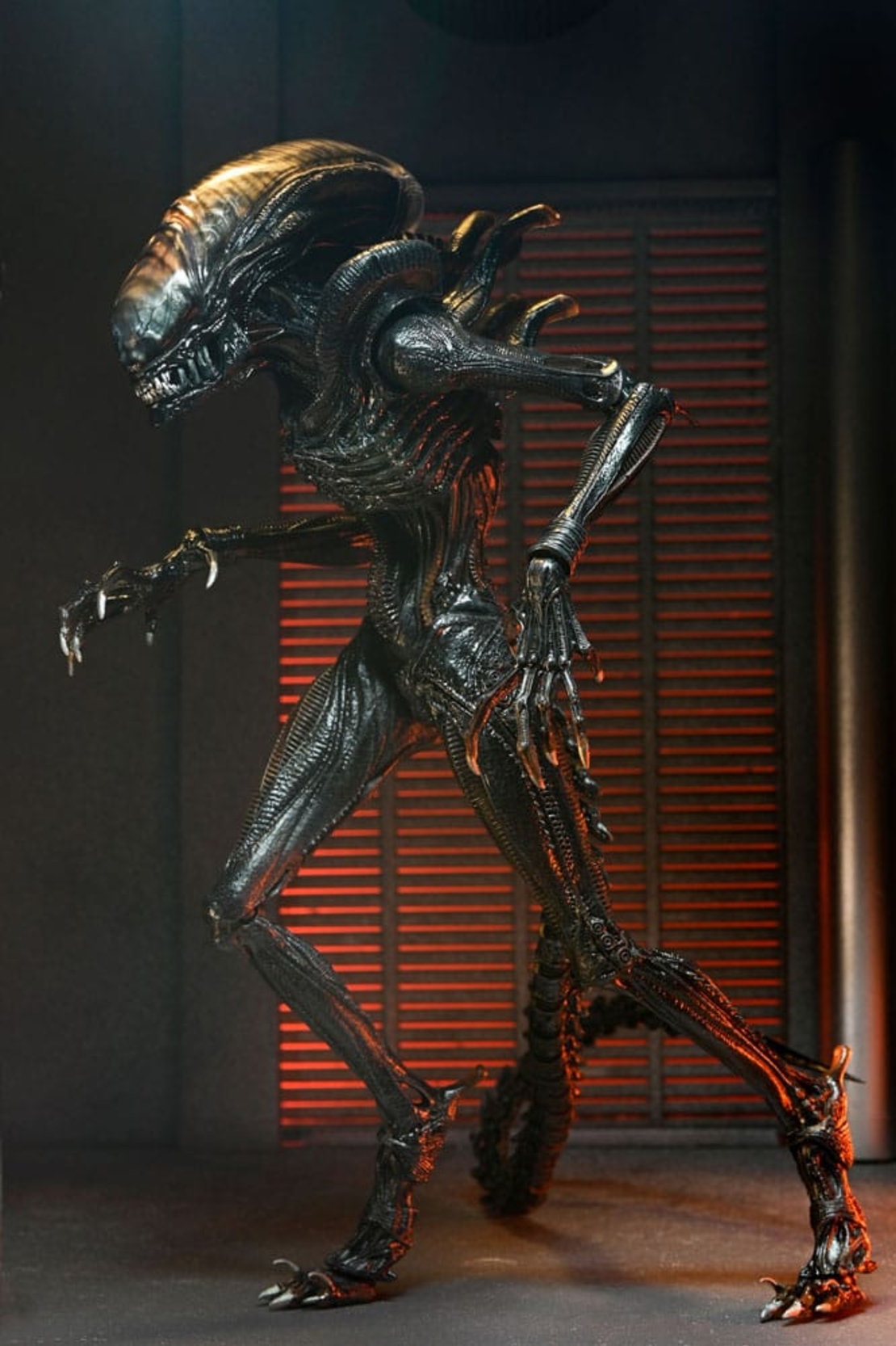 Alien Romulus - Scorched Xenomorph - Ultimate Колекционерска Фигурка
