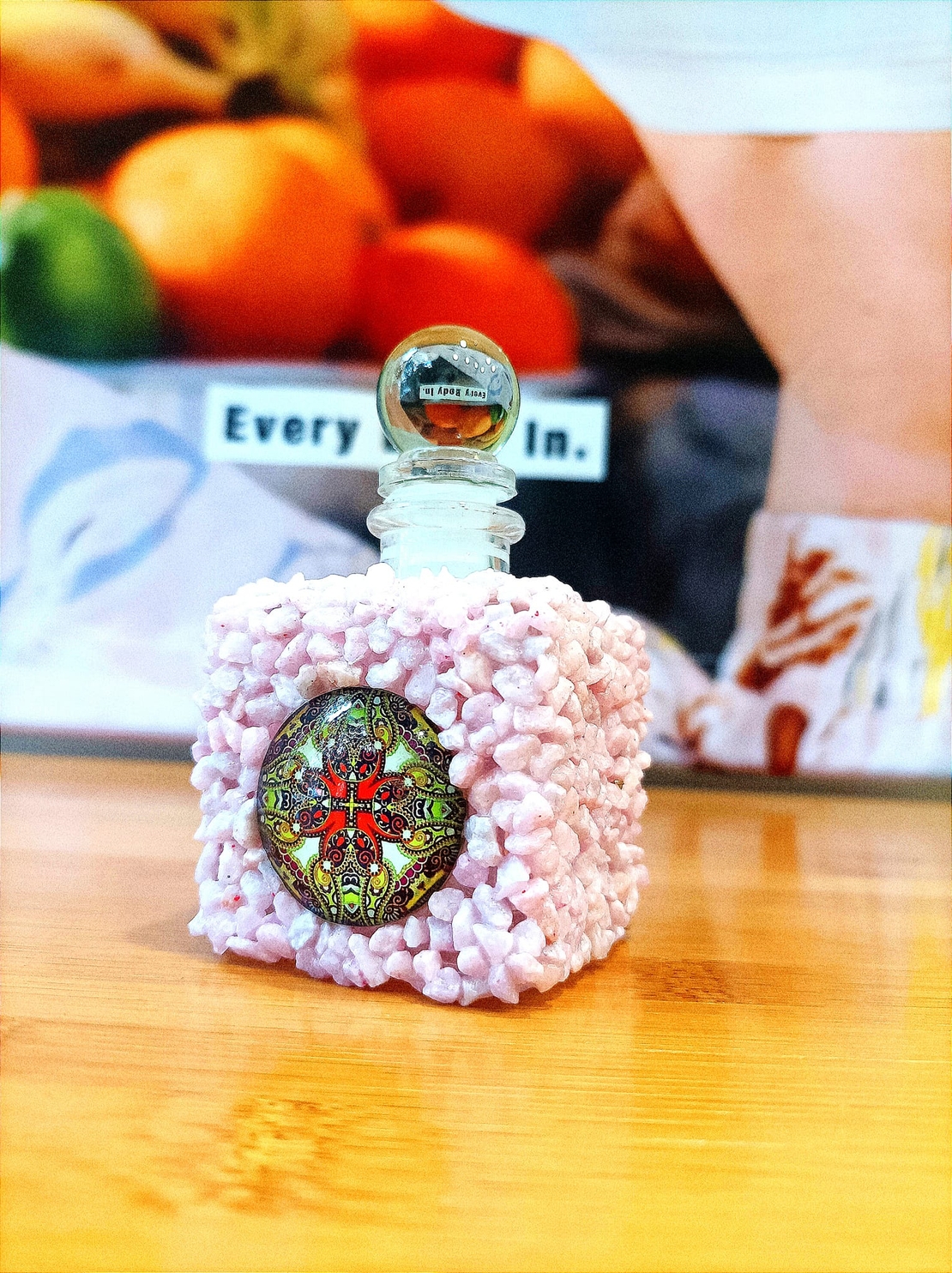 Розови сияния: Изискано Шишенце с Камъчета
