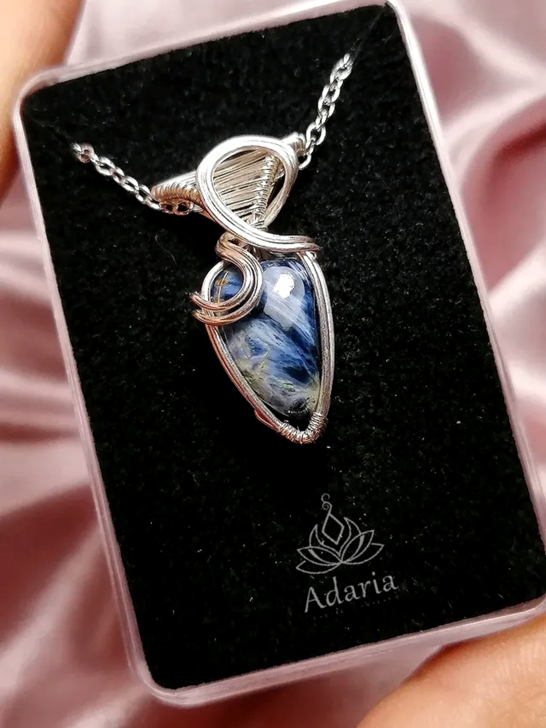 Сребърно колие с Питерсит