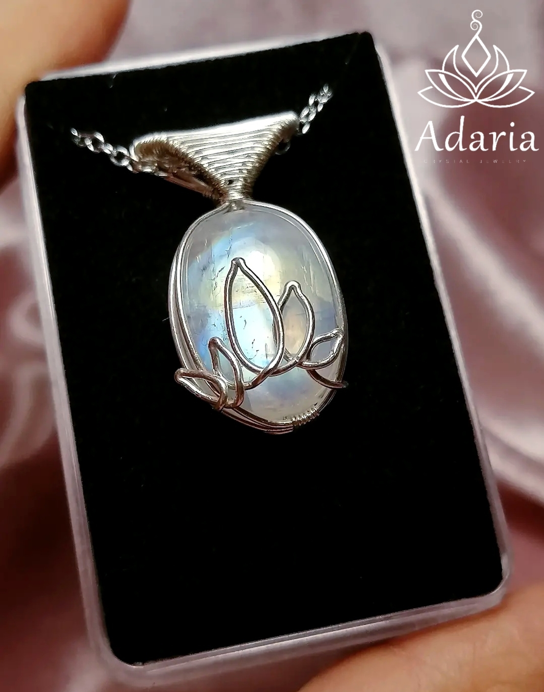 Сребърно колие с Лунен камък