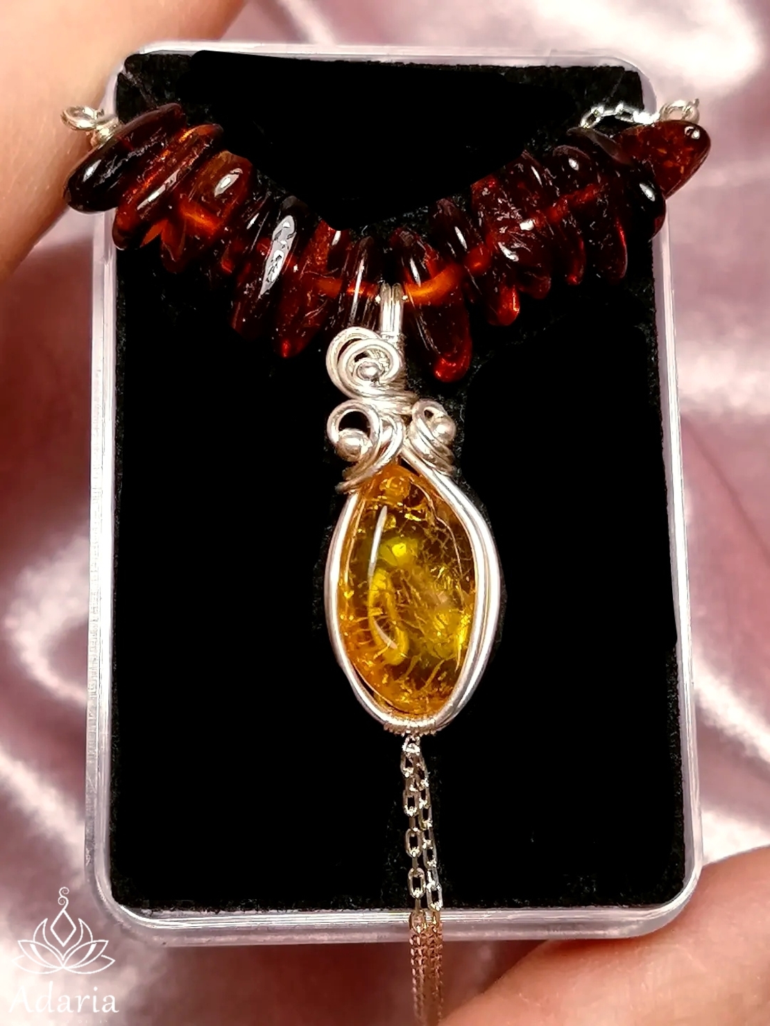 Сребърно колие с Кехлибар