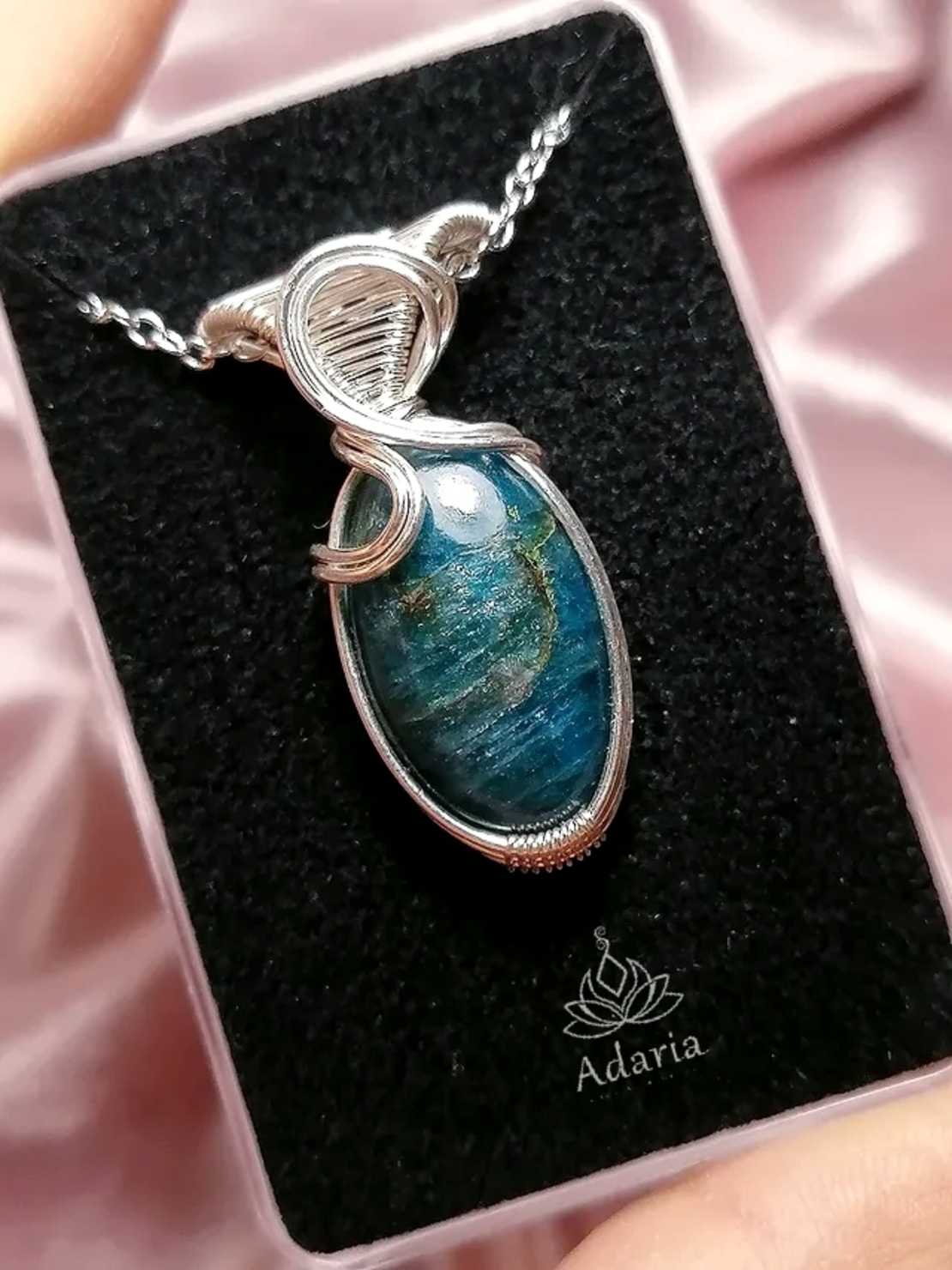 Сребърно колие с Апатит