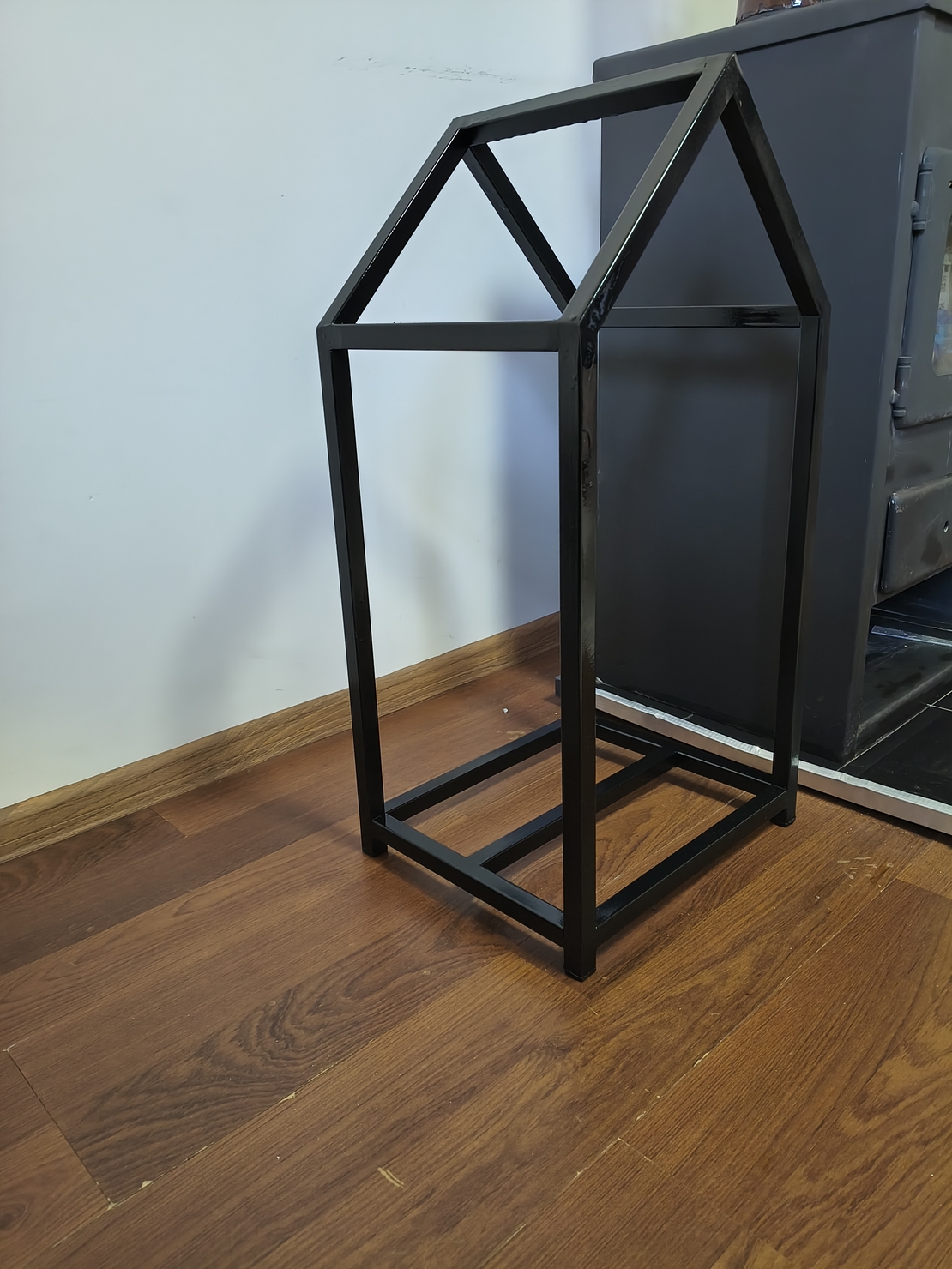 Дизайнерска стойка за дърва House– метална, черна, с форма на къща