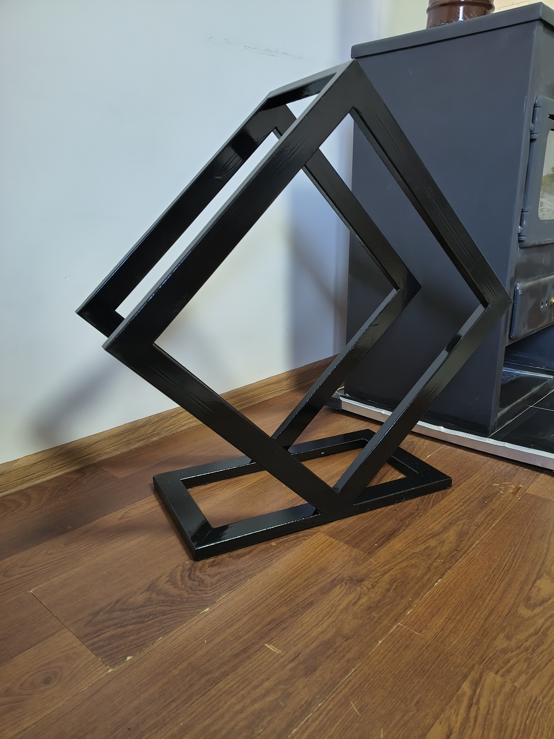 Стойка за дърва GeoFire– метална, дизайнерска, черна