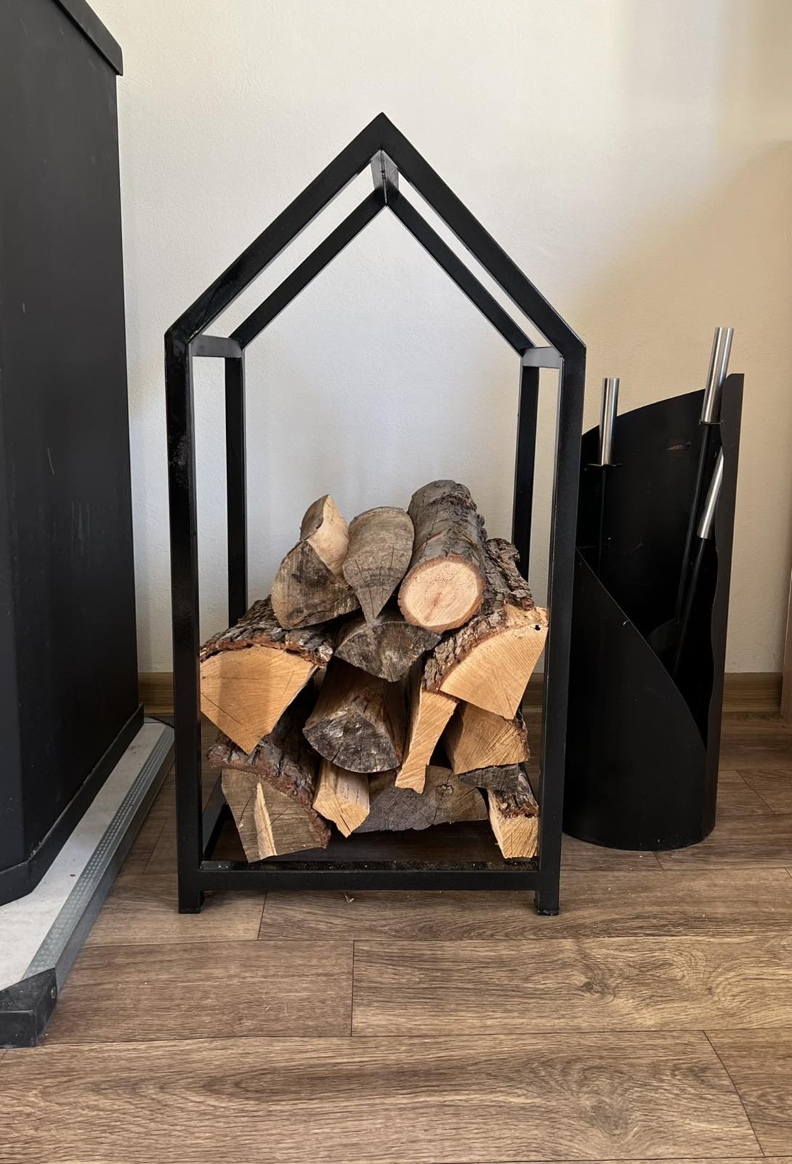 Дизайнерска стойка за дърва House– метална, черна, с форма на къща
