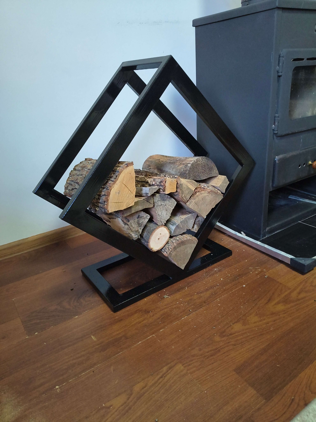 Стойка за дърва GeoFire– метална, дизайнерска, черна
