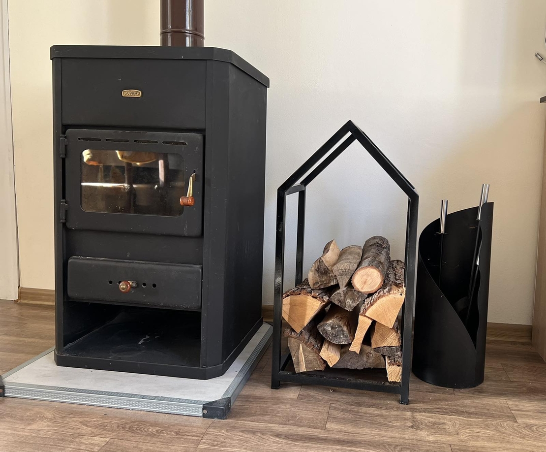 Дизайнерска стойка за дърва House– метална, черна, с форма на къща