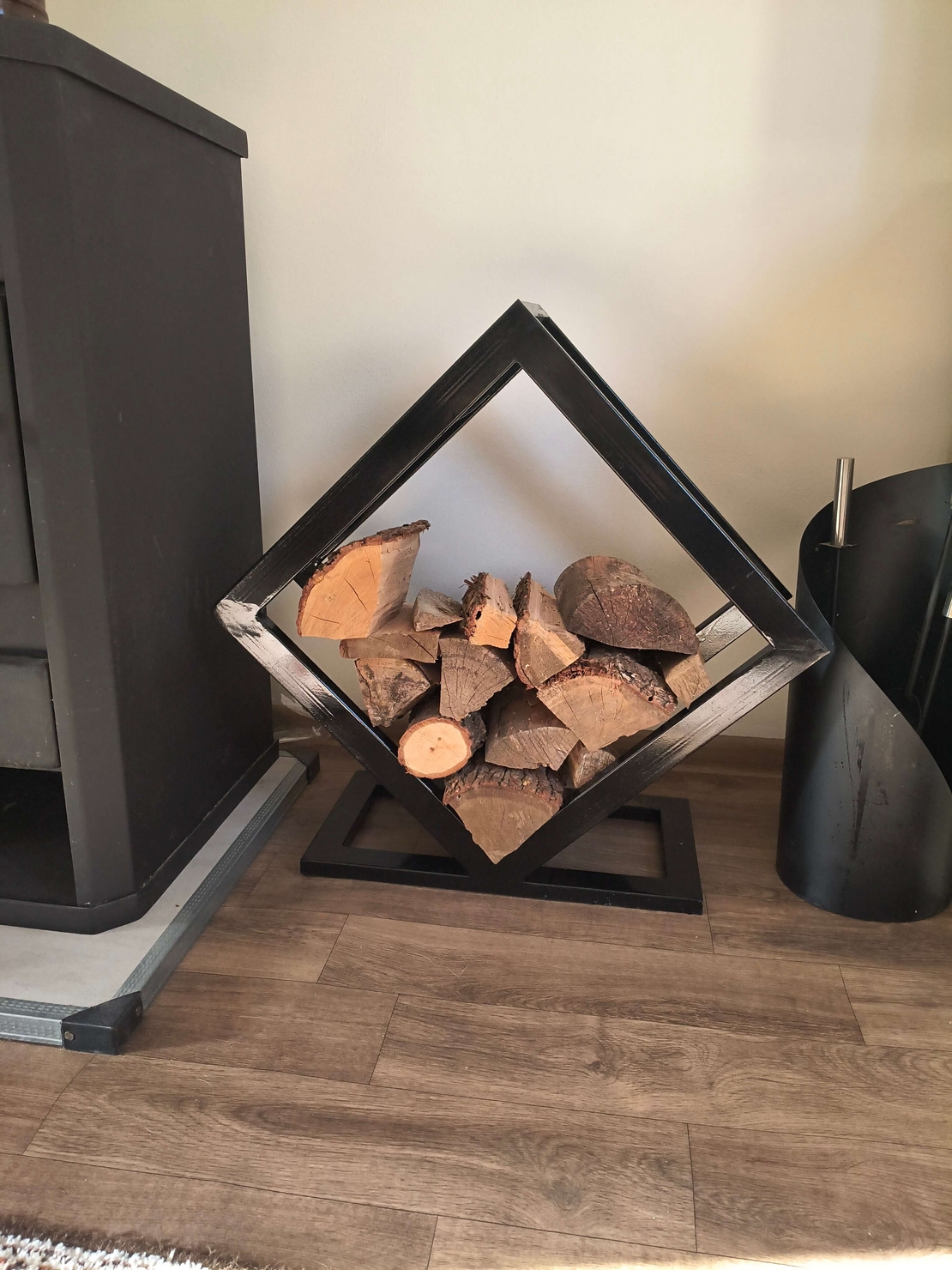 Стойка за дърва GeoFire– метална, дизайнерска, черна