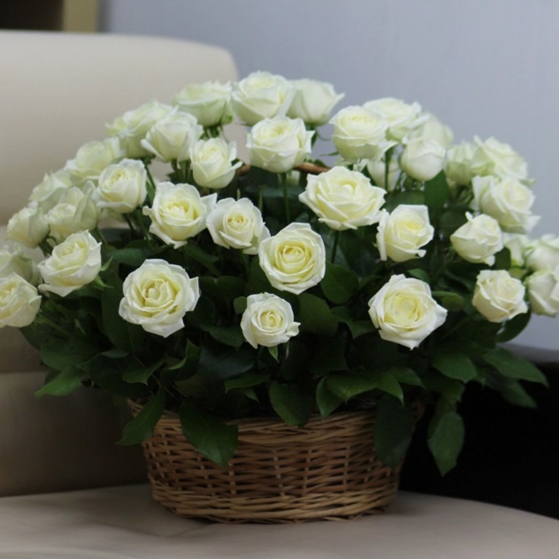 Кошница с 51 бели рози