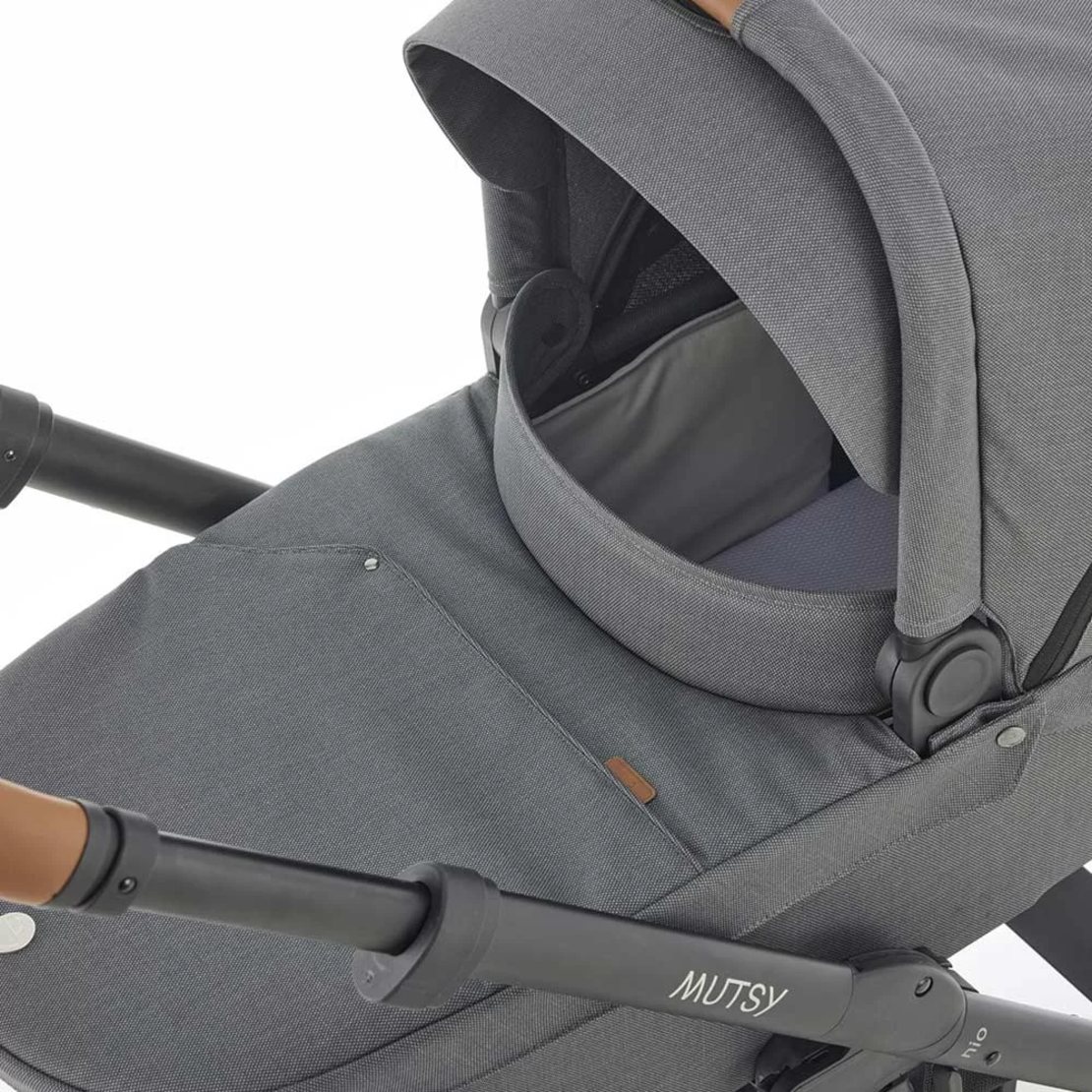 Mutsy NIO North Grey Модулна количка 2 в 1 комплект с черно шаси със седалка и кош за новородено