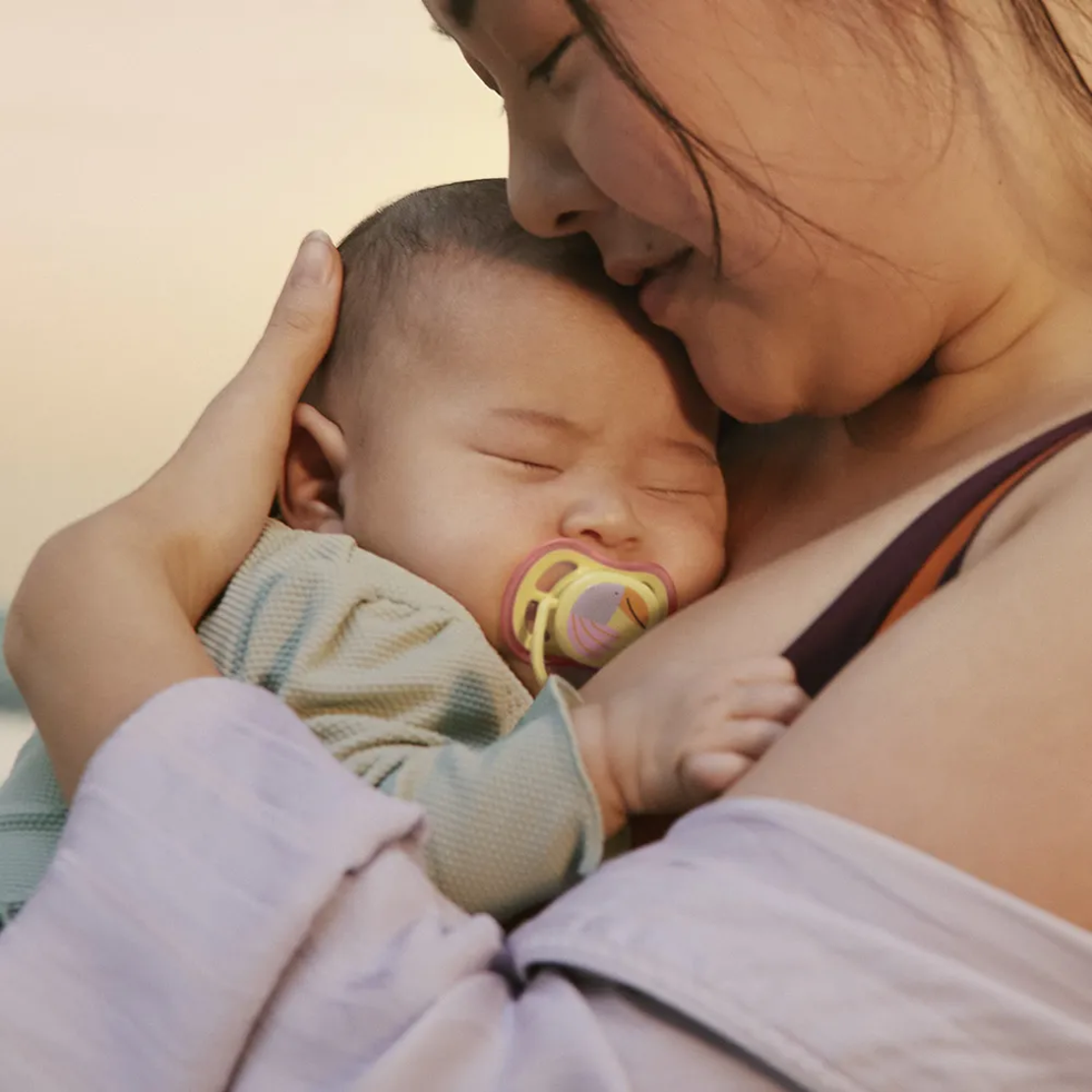 Philips AVENT SCF087/04 Комплет 2 Броя Ортодонтични Силиконови Залъгалки Ultra Air от 0-6м+ Пастелни Цветове с Картинки в кутия за Стерилизиране